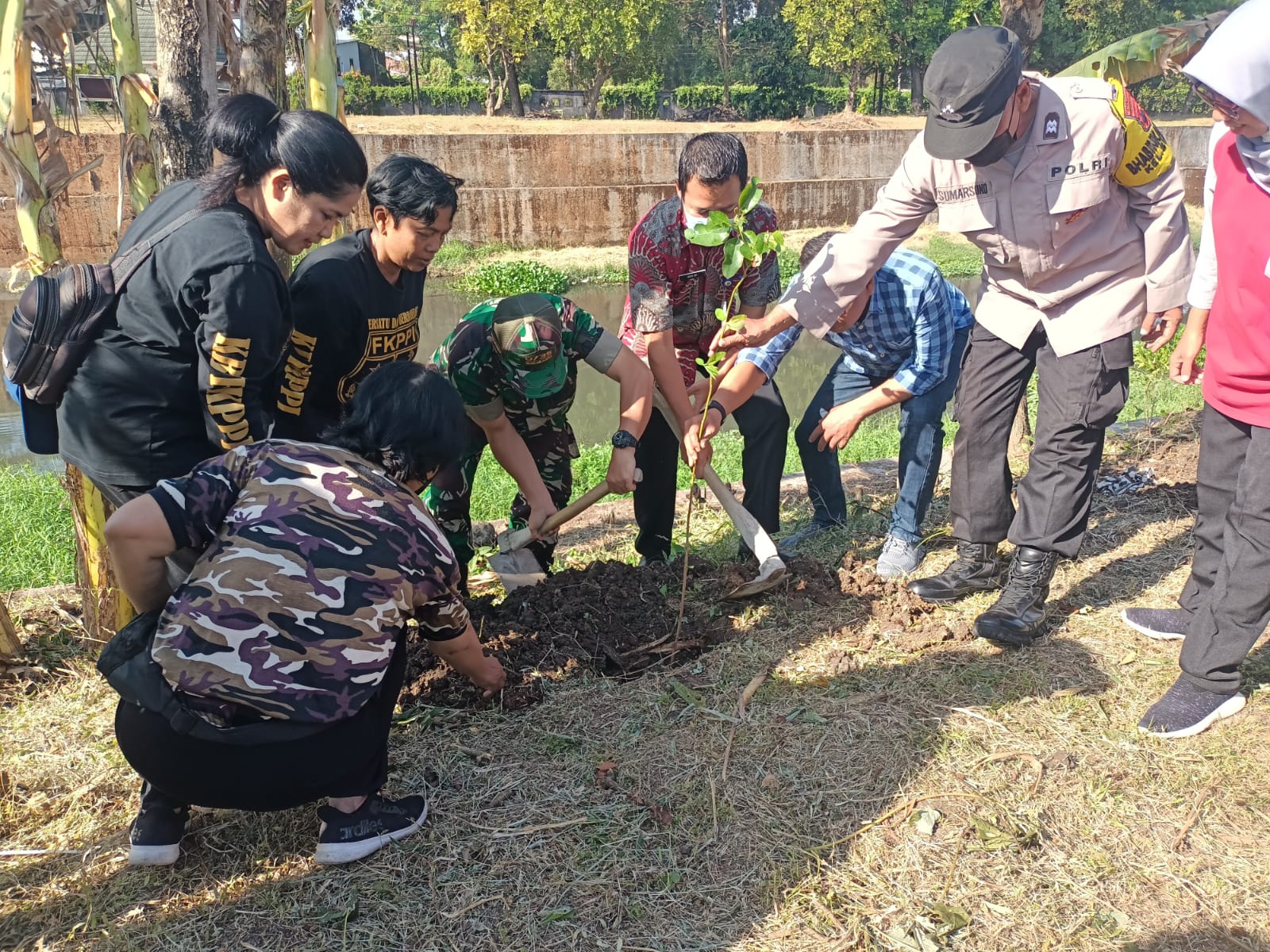 Danramil 02/Banjarsari Pimpin Reboisasi Penanaman Bibit Pohon Eucalyptus di Bantaran Sungai Gajah Putih