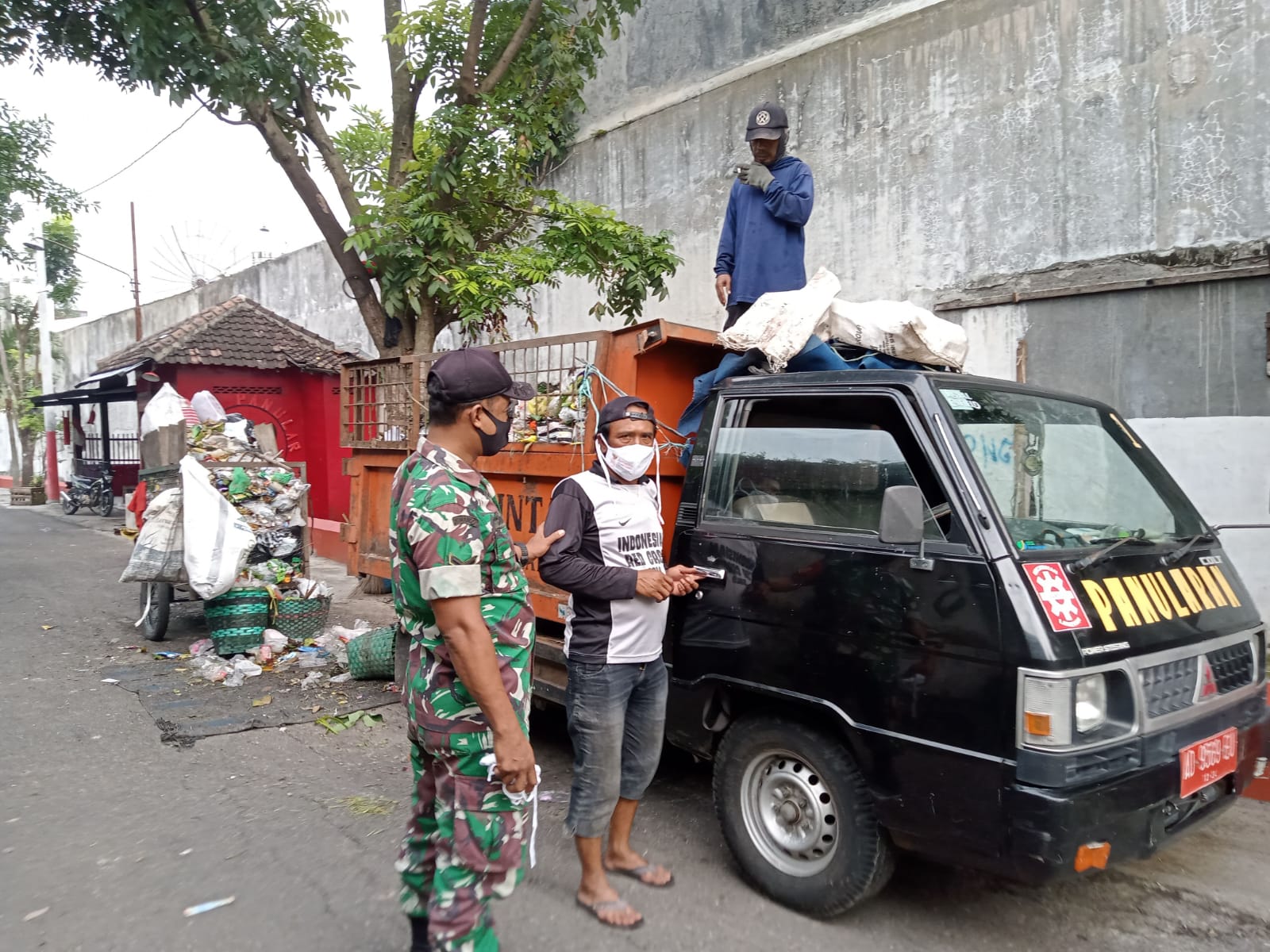 Begini Cara Babinsa Panularan Dalam Menegakkan Prokes Kepada Masyarakat