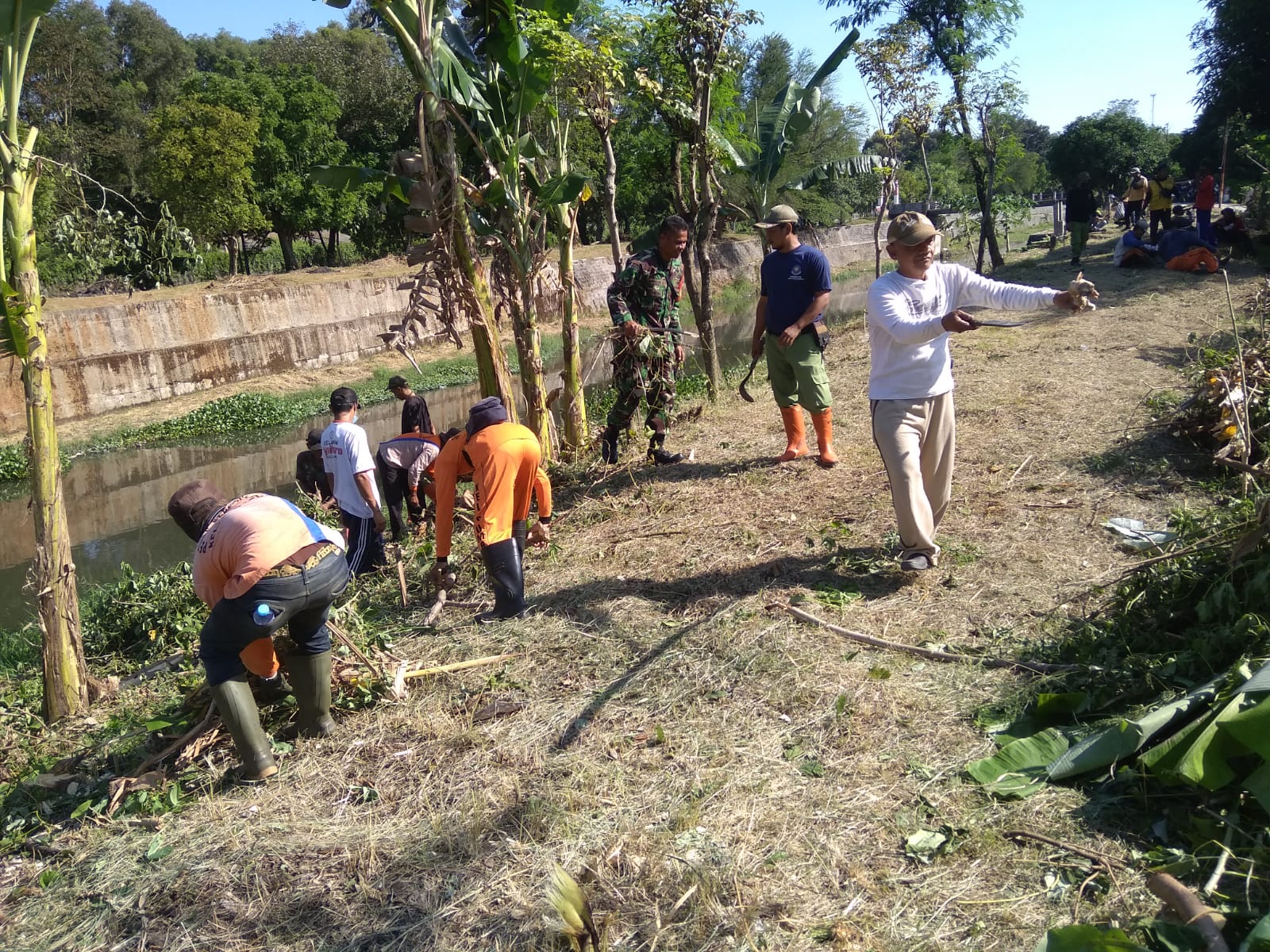 Bersama Staf Kelurahan Dan Tim Saberling Babinsa Sumber Laksanakan Kerja Bakti di Bantaran Sungai Gajah Putih