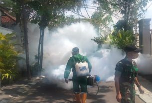 Cegah DBD Babinsa Sumber Bersama Petugas RS Slamet Riadi Laksanakan Fogging