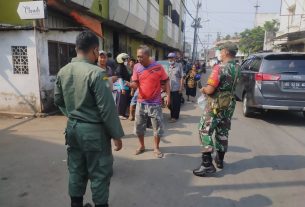 Cegah Penyebaran Covid-19, Babinsa Kelurahan Setabelan Laksanakan Pengawasan PPKM di Pasar Legi