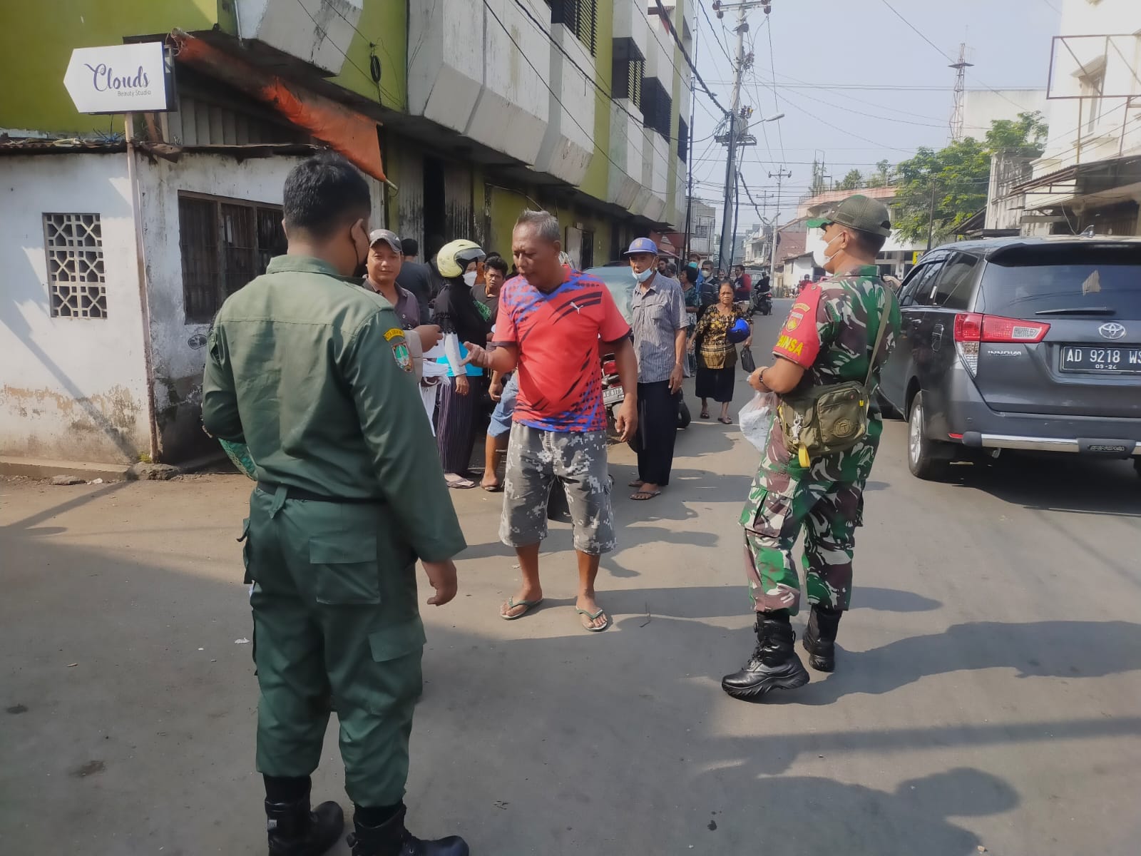 Cegah Penyebaran Covid-19, Babinsa Kelurahan Setabelan Laksanakan Pengawasan PPKM di Pasar Legi