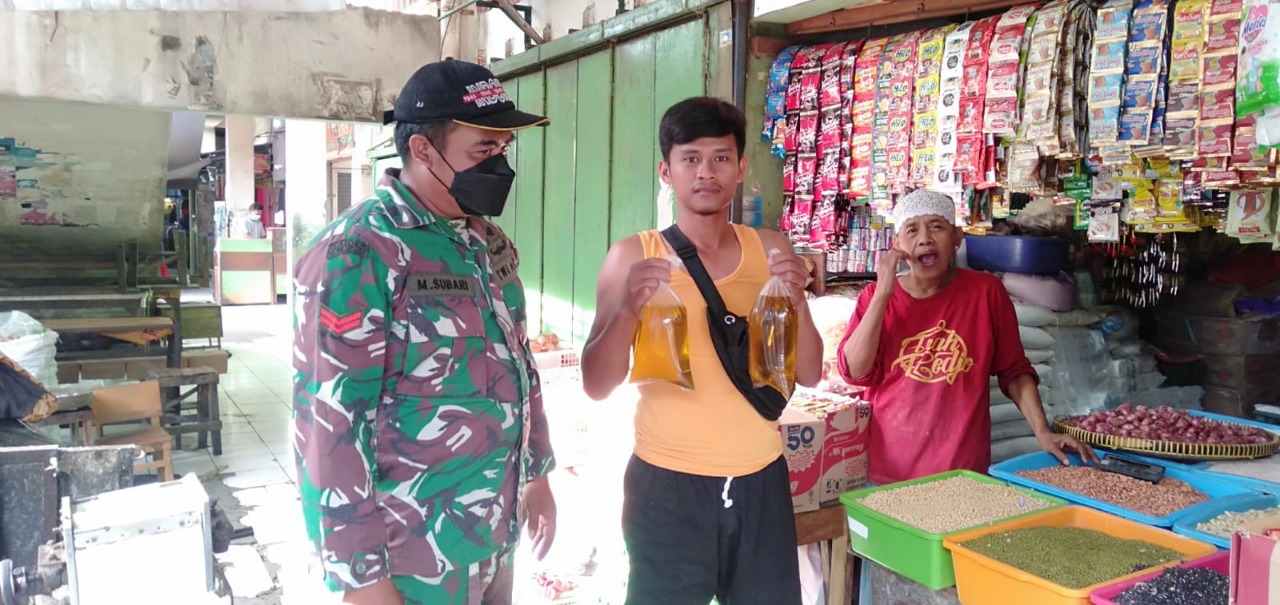 Cek pasar Tradisonal, Koramil 06 Kartasura pastikan Stok dan Harga Migor sesuai HET.