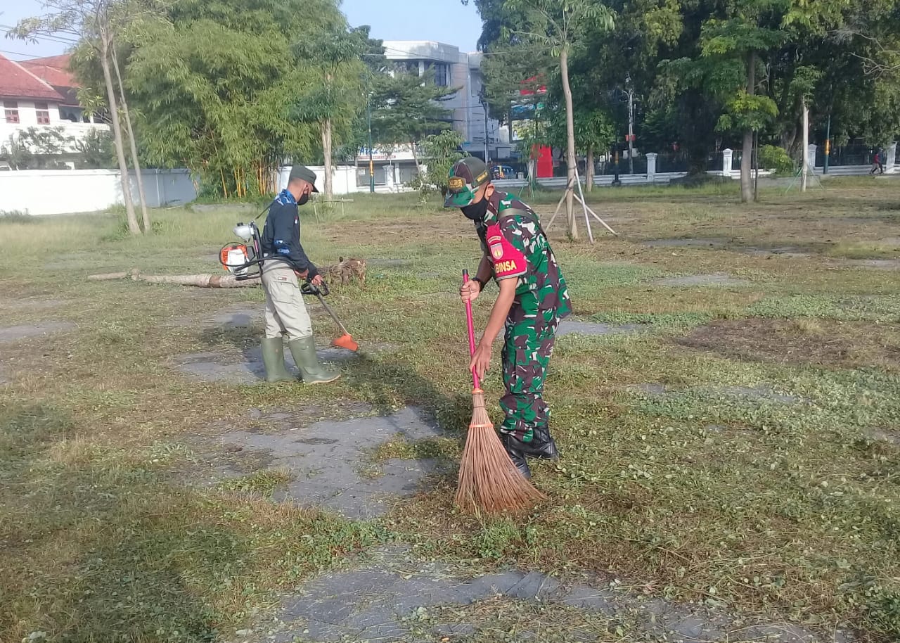 Covid-19 Belum Musnah, Babinsa Keprabon Bersama Warga Laksanakan Kerja Bakti di Wilayah