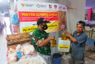 Datangi pasar tradisional, Koramil 01 Sukoharjo pantau stok dan harga HET Migor