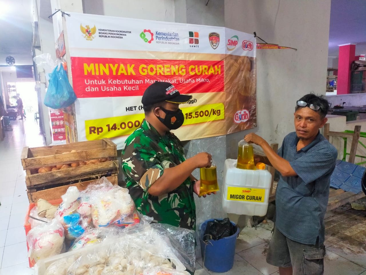 Datangi pasar tradisional, Koramil 01 Sukoharjo pantau stok dan harga HET Migor