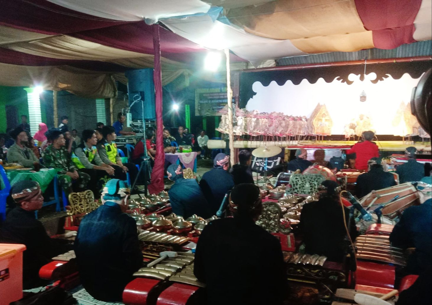 Demi Kelancaran Dan Keamanan, Babinsa Hadiri Pagelaran Wayang Kulit Desa Semin