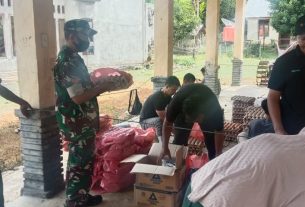 Di Pasar Murah Babinsa Woyla Timur Tak Hanya Memantau Namun Juga Membantu Mengangkat Barang Belanjaan Masyarakat