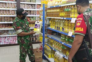 Dipimpin Danramil, Koramil 06 Kartasura bersama Polsek Cek stok dan harga Migor di Pasar Kartasura.