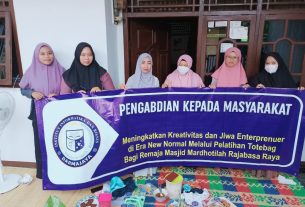 Dosen IIB Darmajaya Berikan Pelatihan Totebag kepada Anggota Risma Masjid Mardotilah Rajabasa