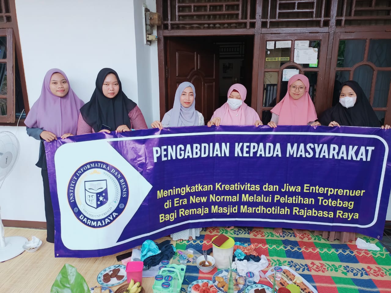 Dosen IIB Darmajaya Berikan Pelatihan Totebag kepada Anggota Risma Masjid Mardotilah Rajabasa