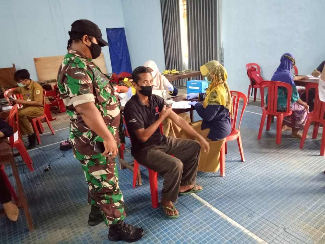 Dukung Percepatan Vaksinasi, Babinsa Koramil 20/Kismantoro Terus Berikan Pendampingan