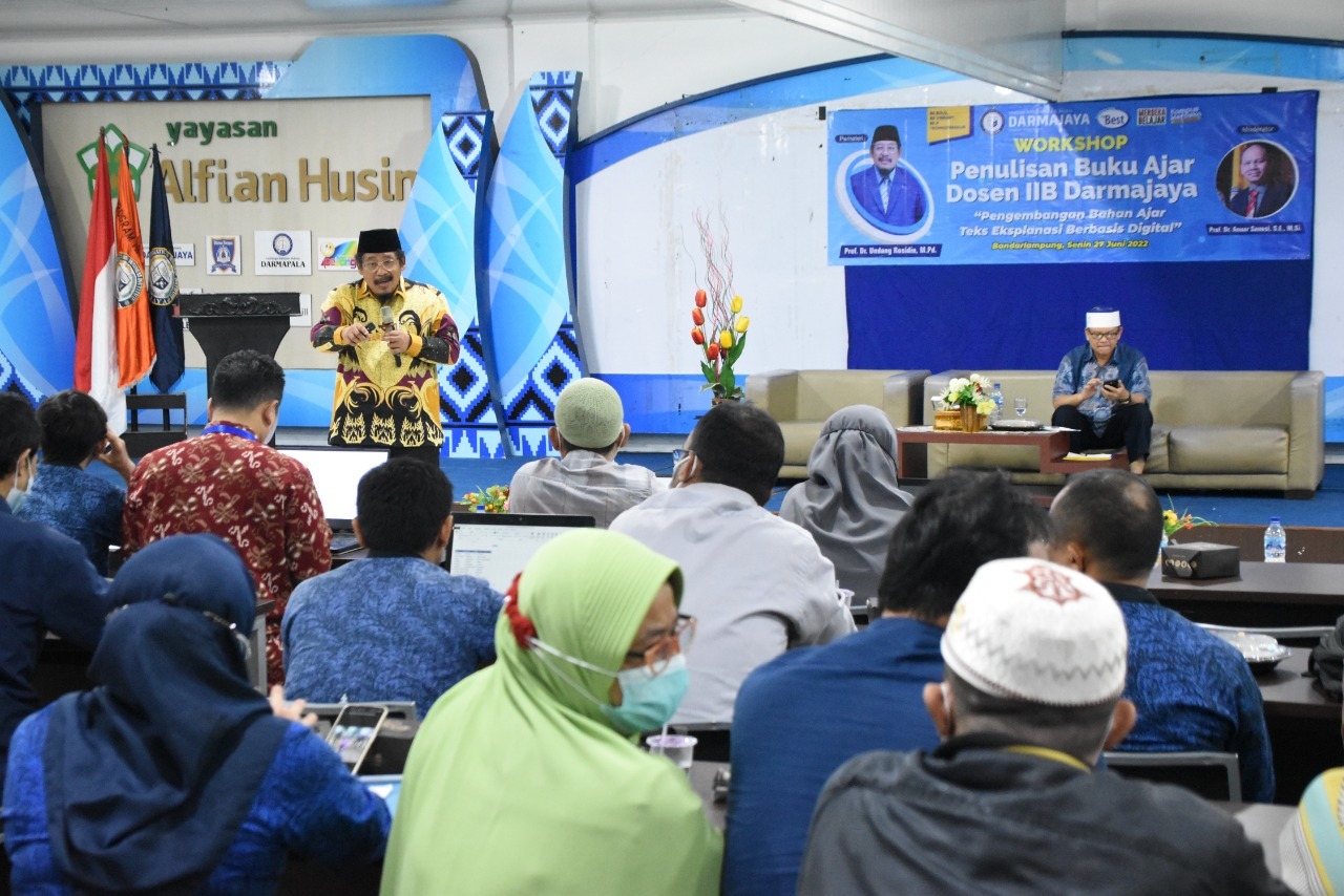 Hadirkan Guru Besar Unila, LPM IIB Darmajaya Workshop Penulisan Buku Ajar untuk Dosen
