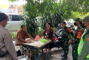 Himbauan Prokes Terus Dilakukan Babinsa Bersama Bhabinktibmas di Wilayah Binaan