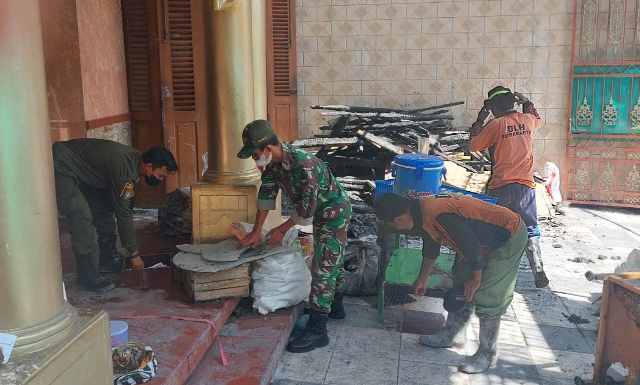 Inilah Aksi Sertu Harnawan Bantu Pembesihan Pasca Kebakaran.