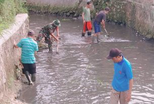Jaga Kebersihan Lingkungan, Babinsa Bersama Warga Dan Perangkat Kelurahan Bersihkan Sungai