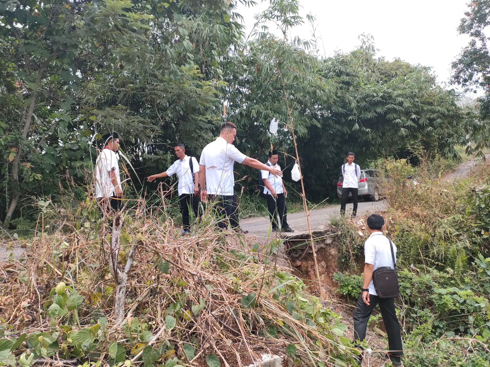 Jalan penghubung antar Tiyuh terancam putus Camat lambu kibang minta stakeholder Responsif