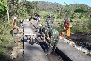 Kapten Arh Hadi Pimpin Karya Bakti Pengecoran Jalan