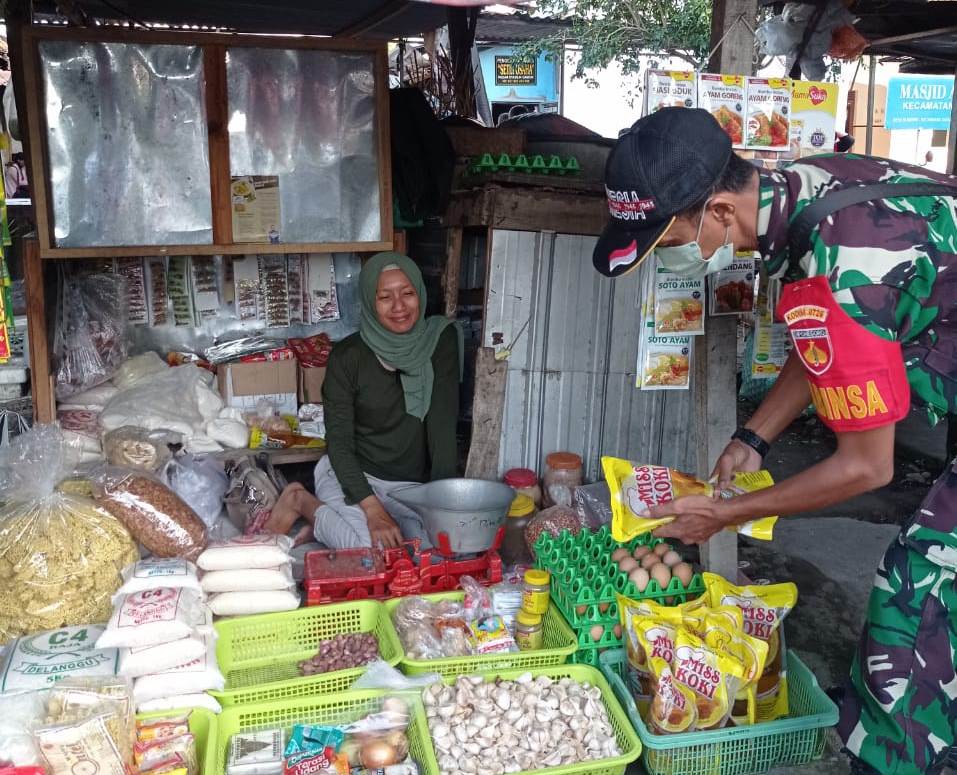 Kembali cek ketersedian dan harga Migor, Koramil 05 Weru hampiri para pedagang di pasar Weru.