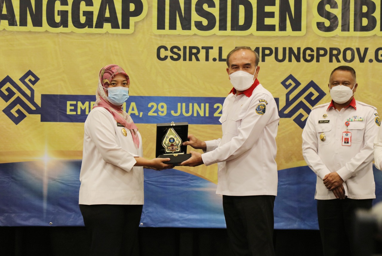 Kepala BSSN Letjen TNI Purn. Hinsa Siburian dan Wagub Chusnunia Melakukan Launching Tim Tanggap Insiden Keamanan Komputer LampungProv-CSIRT