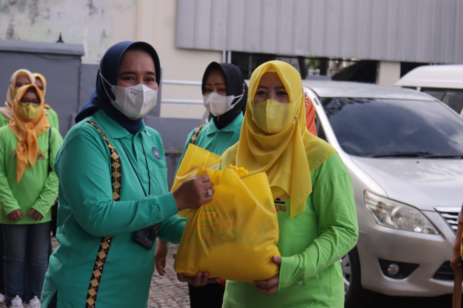 Ketua TP PKK Provinsi Lampung Salurkan Bantuan Sembako Program SiGer