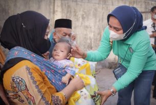 Ketua TP PKK Provinsi Lampung dan Dharma Wanita Biro Umum Setdaprov Lampung Kembali Salurkan Bantuan Sembako Program SiGer