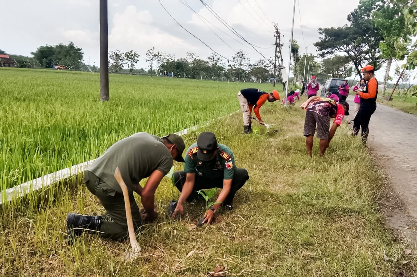 Koramil Kalitidu Karya Bakti bersama dukung Pencanangan BBGRM XIX Pemkab Bojonegoro
