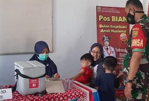 Monitor Imunisasi, Babinsa Harapkan Anak-Anak Di Wilayah Binaan Tetap Sehat Dan Kebal Penyakit