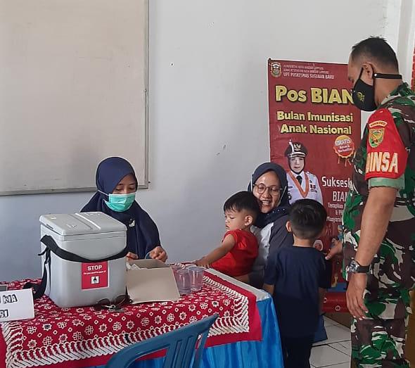 Monitor Imunisasi, Babinsa Harapkan Anak-Anak Di Wilayah Binaan Tetap Sehat Dan Kebal Penyakit