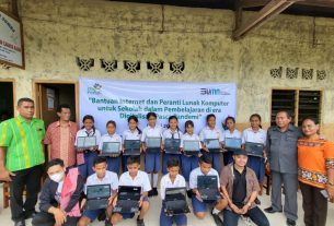 PLN Beri Bantuan Laptop dan Internet untuk Cerdaskan Anak-anak Pulau Sumba