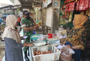 Pantau Langsung Di Lapangan Babinsa Datangi Pasar Kartasura