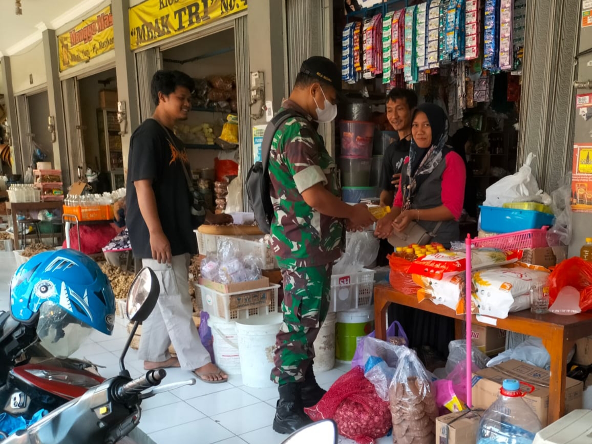 Pasar Tanjung Jadi Sasaran Pengecekan Harga Minyak Goreng Oleh Koramil 02/Nguter