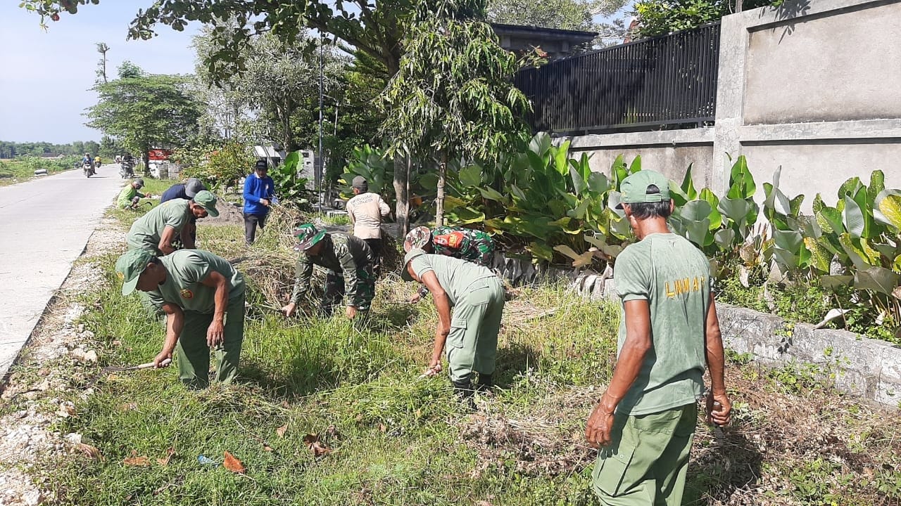 Peduli Lingkungan, Koramil Sumberejo dan Masyarakat Gotong Royong Bersama