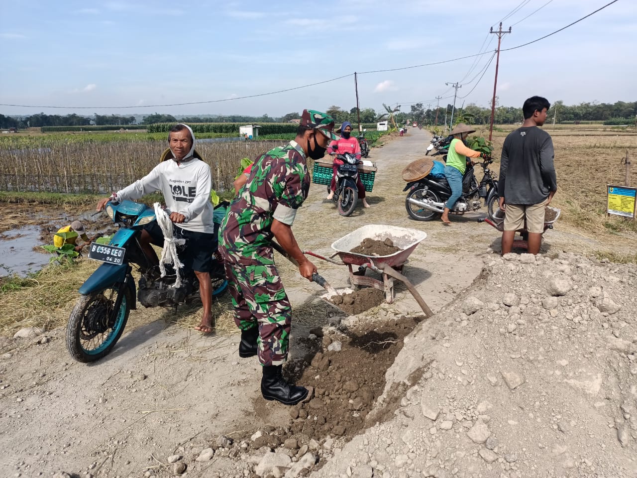 Pengerasan Jalan Sawah Membawa Kemudahan bagi Petani dukuh Rejosari