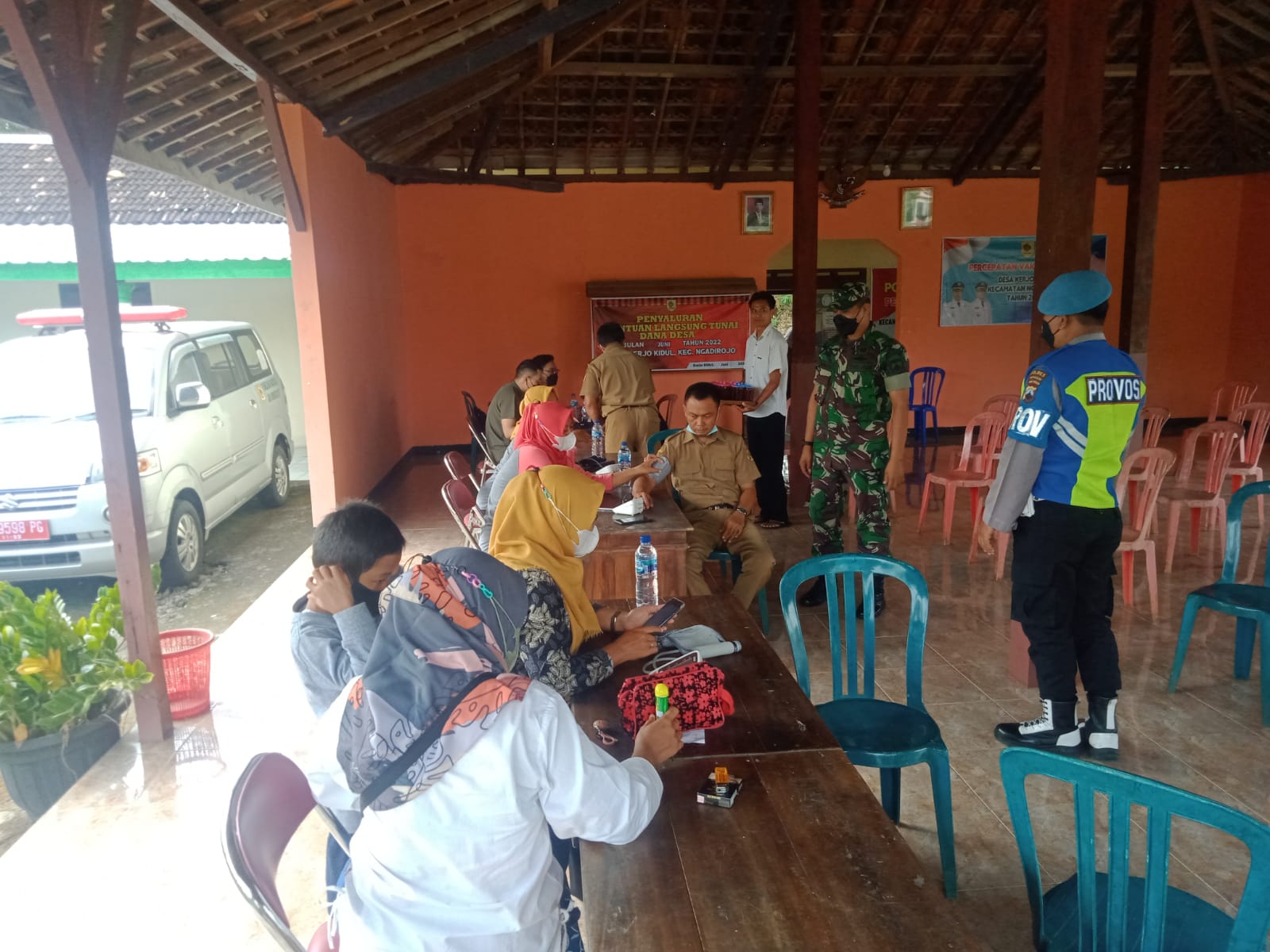 Percepatan Vaksinasi, TNI-Polri Kecamatan Ngadirojo Berikan Pendampingan Kepada Nakes