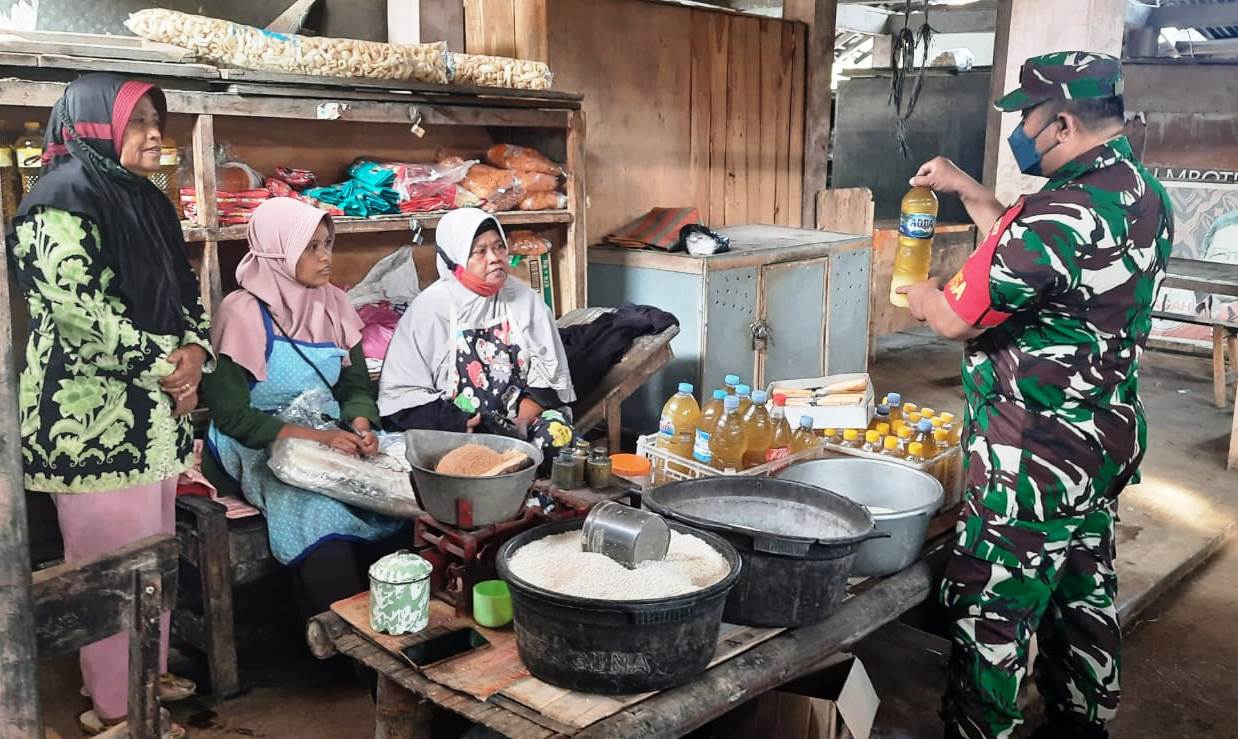 Koramil 11/Polokarto, Di Hari Minggu Tetap Cek Harga Minyak Goreng Di Pasar