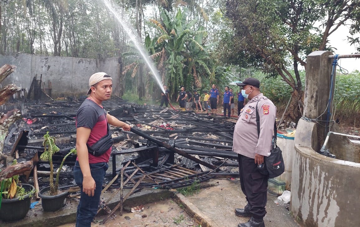 Polsek Menggala Olah TKP Kebakaran Rumah, Berikut Kronologi Kejadiannya