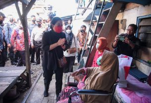 Puan Sapa Warga Bantaran Rel Kereta di Kampung Padat Penduduk Surabaya