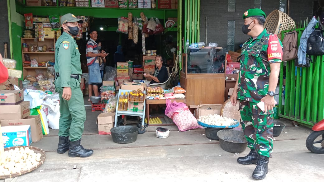 Sambangi Pasar Legi Solo, Sertu Syukur Himbau Pedagang Dan Pembeli Patuhi Prokes