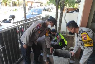 Sambut Hari Bhayangkara ke 76, Polsek Tanjung Karang Timur Bersih-bersih Masjid