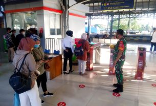 Sinergi..!! Sertu Murdianto Bersama Petugas Stasiun Dan Security Berikan Himbauan Prokes Kepada Penumpang Di Stasiun Purwosari