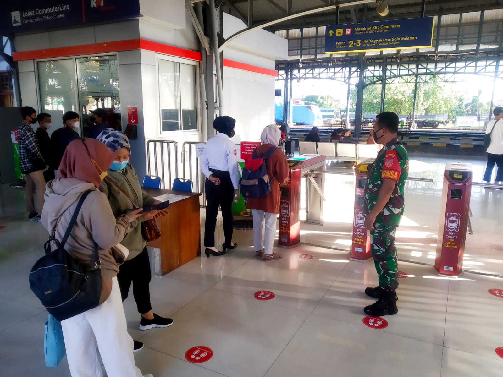 Sinergi..!! Sertu Murdianto Bersama Petugas Stasiun Dan Security Berikan Himbauan Prokes Kepada Penumpang Di Stasiun Purwosari