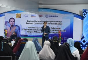 Sociopreneur Gamal Albinsaid Isi Seminar Motivasi yang Digelar Prodi Teknik Informatika IIB Darmajaya