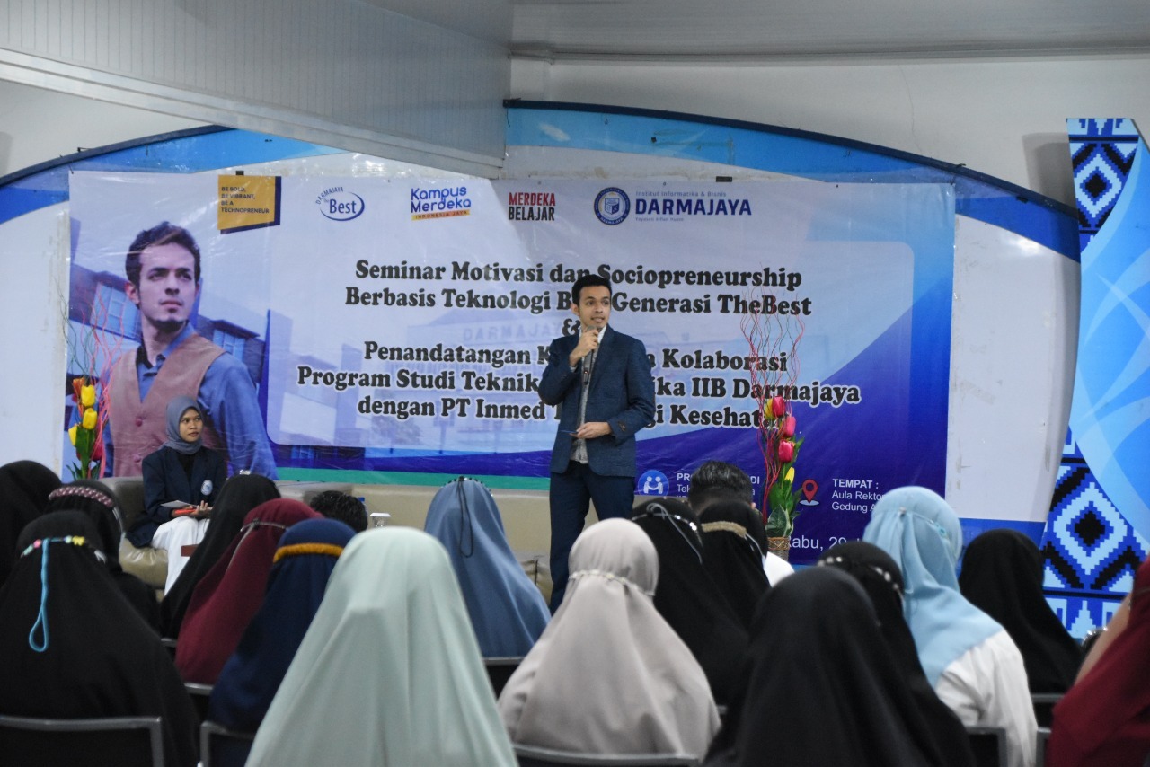 Sociopreneur Gamal Albinsaid Isi Seminar Motivasi yang Digelar Prodi Teknik Informatika IIB Darmajaya