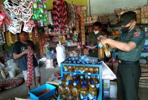 Danramil 01/Sukoharjo Berserta Anggota, Cek Langsung Harga Minyak Goreng Di Pasar Cuplik