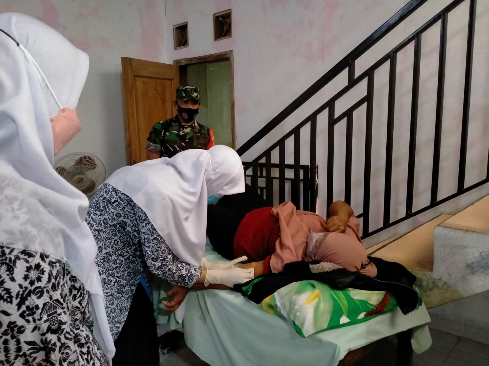 Tekan Angka Kelahiran Babinsa Garangan Aktif Dampingi Safari KB