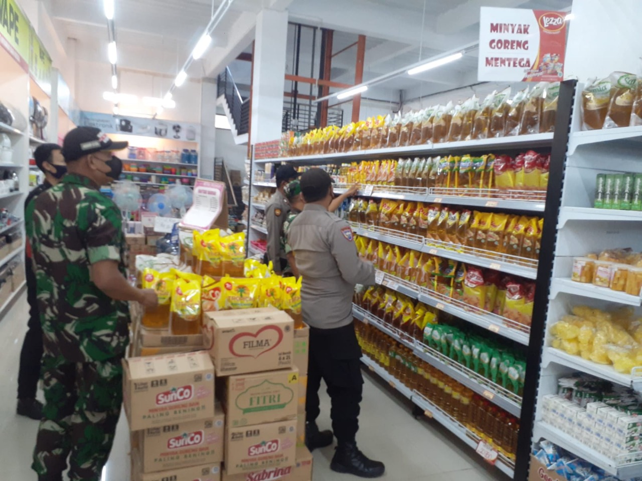 Terjun Langsung Ke Pasar, Babinsa Dan Babinkamtibmas Mojolaban Cek Stok Dan Harga Minyak Goreng