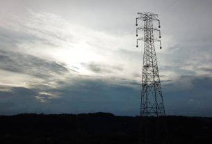 Tertinggi di Kalbar, PLN Bangun Tower Setinggi 123 Meter Lintasi Sungai Kapuas