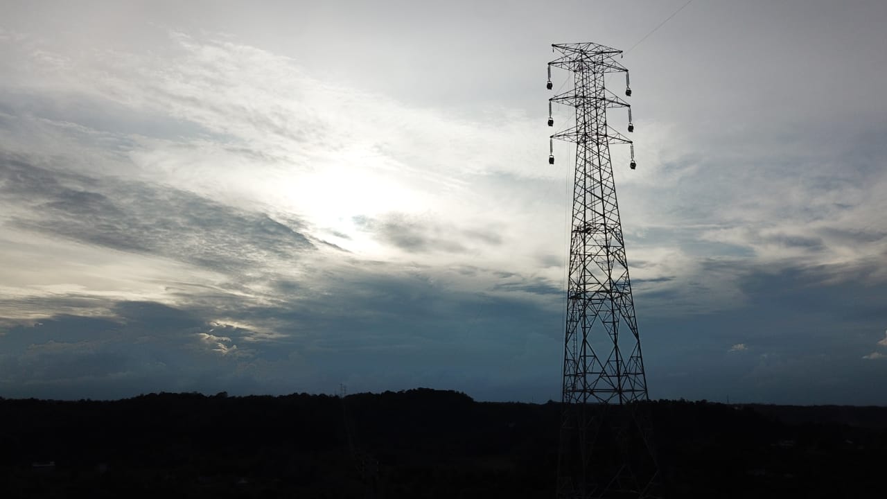 Tertinggi di Kalbar, PLN Bangun Tower Setinggi 123 Meter Lintasi Sungai Kapuas