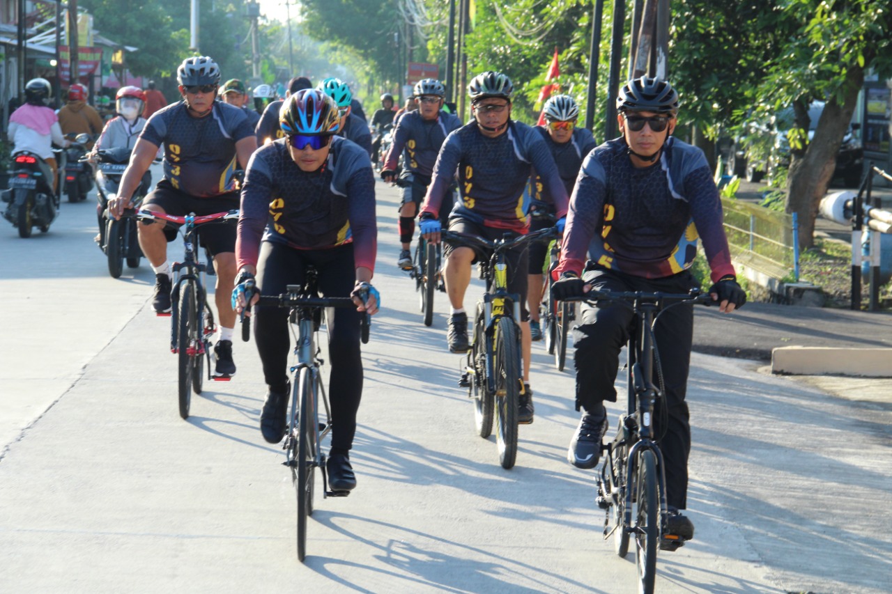 Tingkatkan Ketahanan Fisik, Dandim 0735/Surakarta Gowes Bersama Anggota